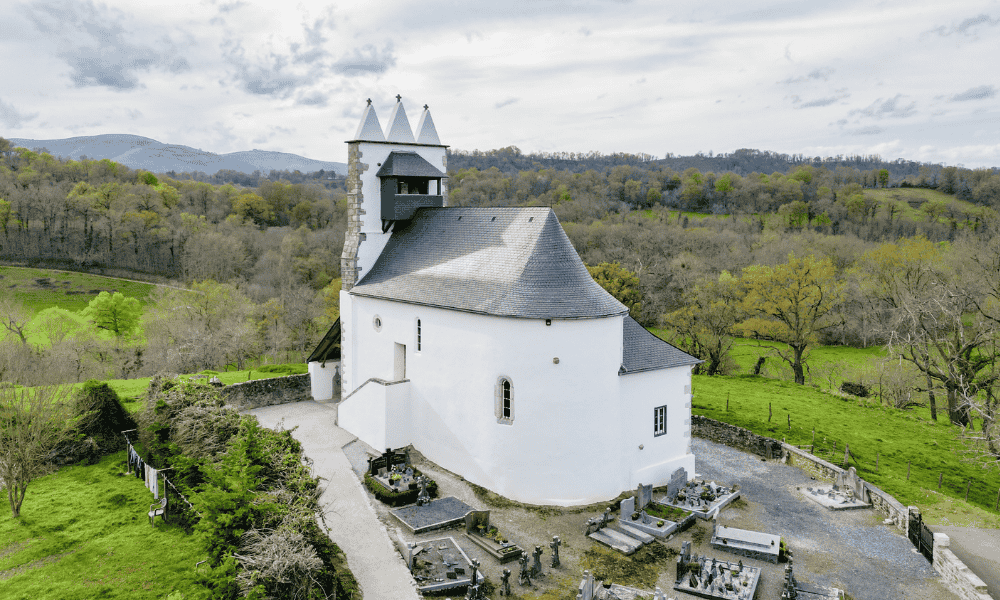 rénovation de la peinture extérieure d'une église près de Mauléon