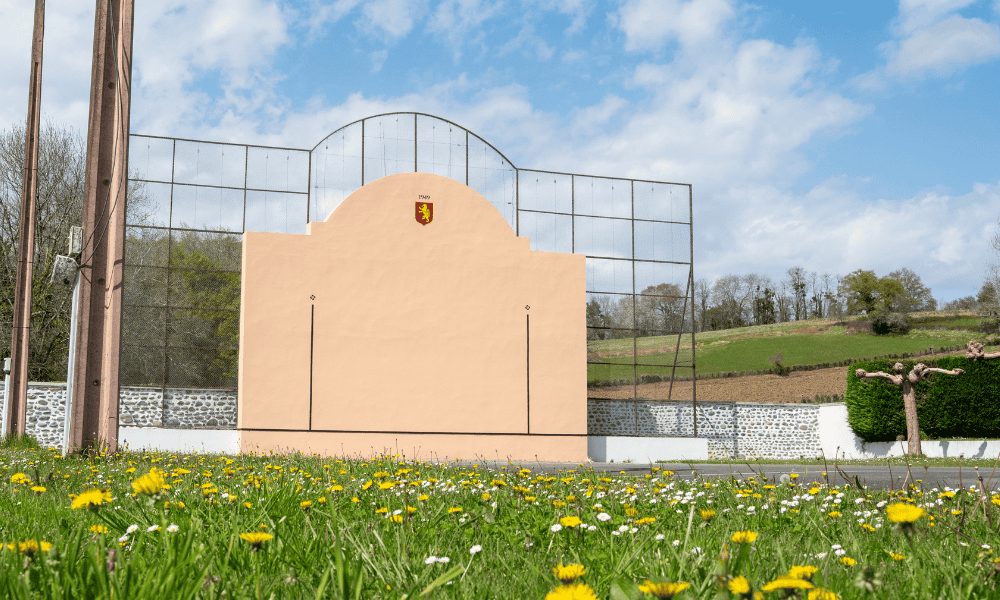 fronton repeint avec la peinture extérieure par Iturria Peinture à Mauléon